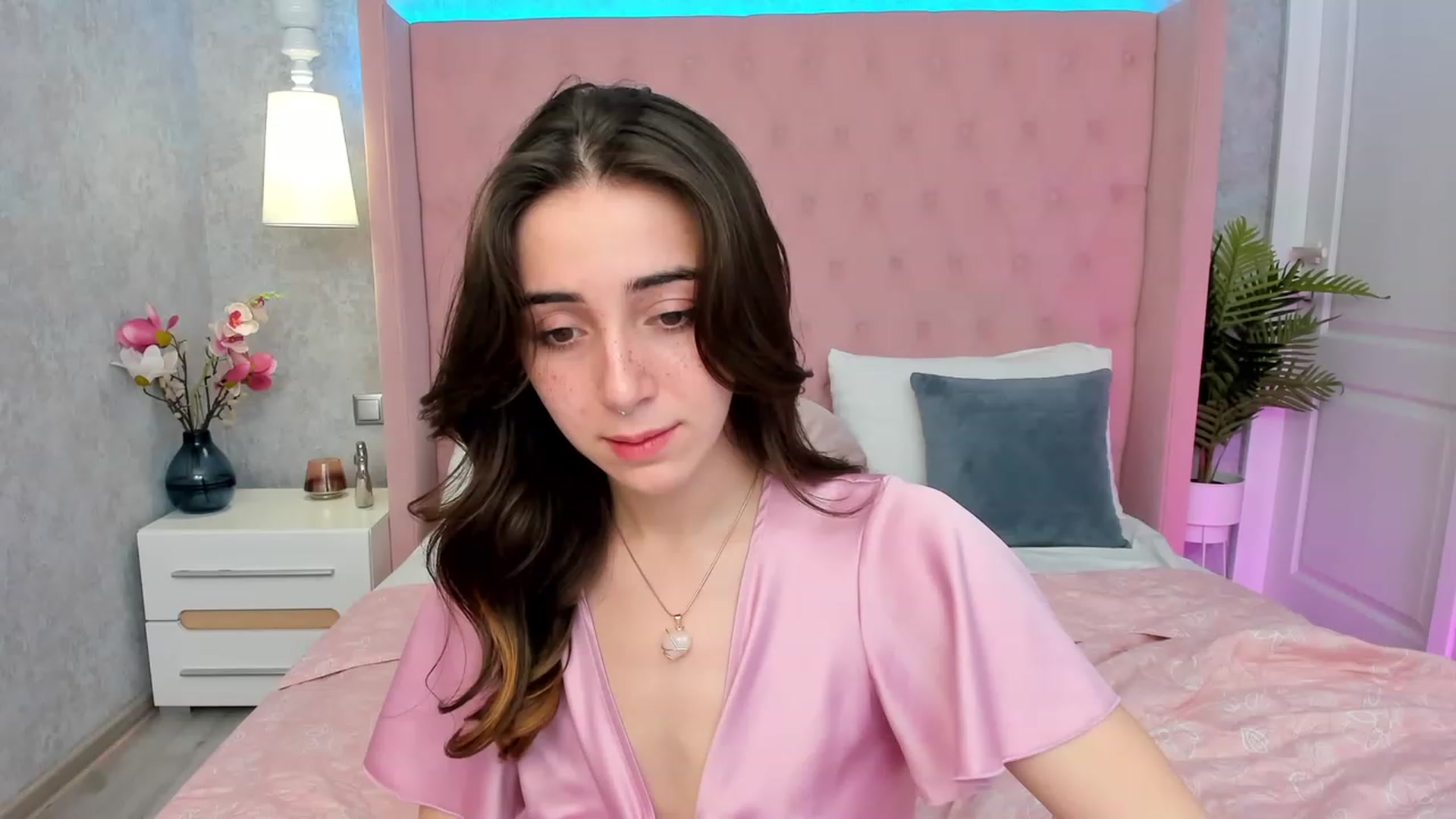 Gallery image thumbnail from ElsaYoung's myfreecams stream on, 03/08/2023, 17:08 image 4 of 20