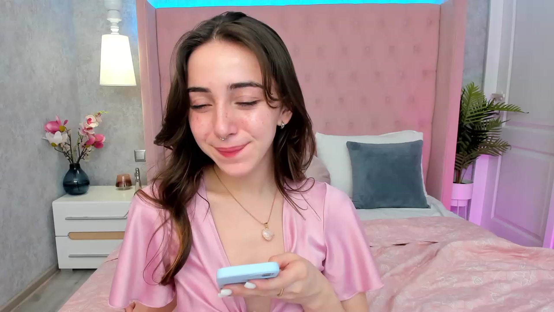 Gallery image thumbnail from ElsaYoung's myfreecams stream on, 03/08/2023, 17:08 image 20 of 20