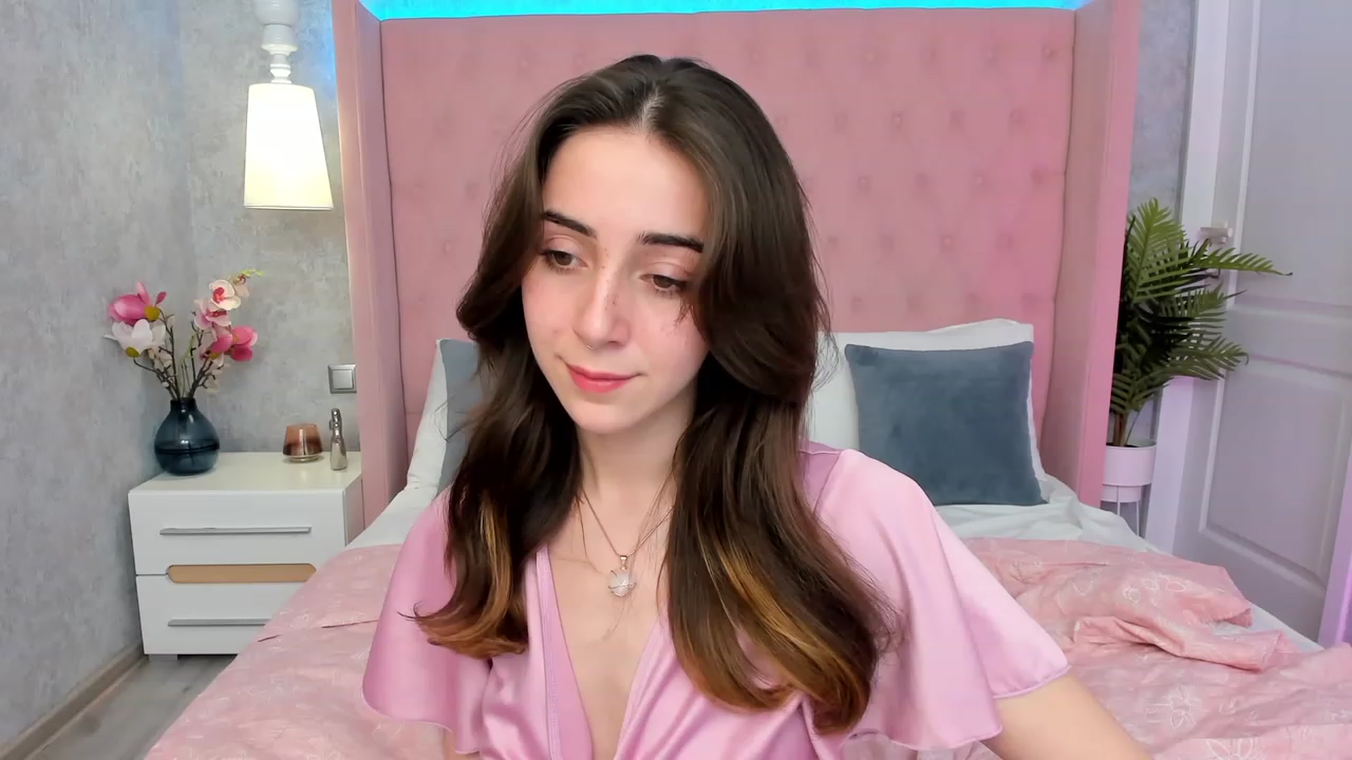 Gallery image thumbnail from ElsaYoung's myfreecams stream on, 03/08/2023, 18:22 image 4 of 20