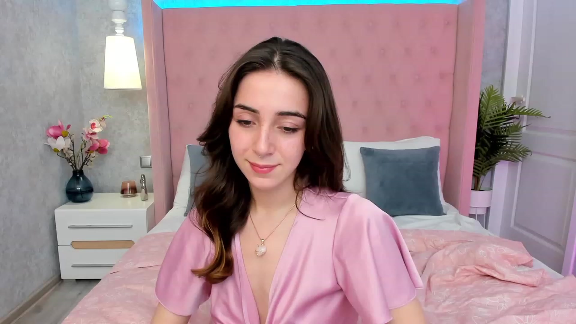 Gallery image thumbnail from ElsaYoung's myfreecams stream on, 03/08/2023, 18:22 image 16 of 20