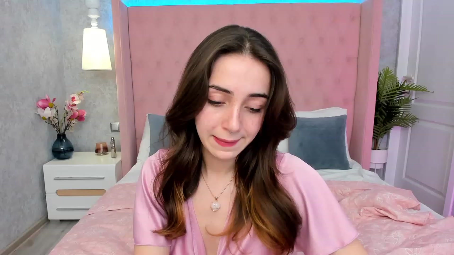 Gallery image thumbnail from ElsaYoung's myfreecams stream on, 03/08/2023, 18:22 image 7 of 20