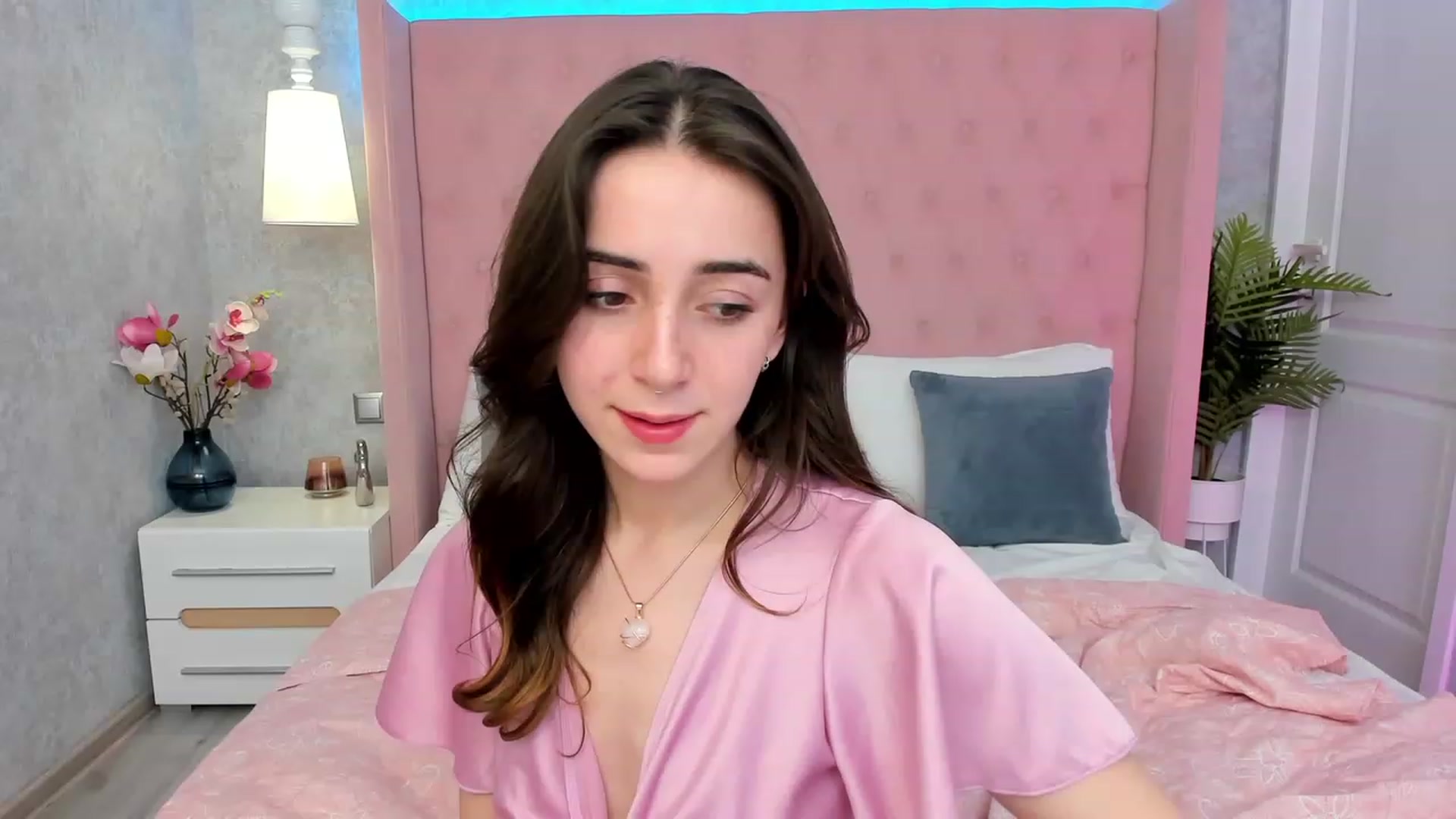 Gallery image thumbnail from ElsaYoung's myfreecams stream on, 03/08/2023, 18:22 image 2 of 20