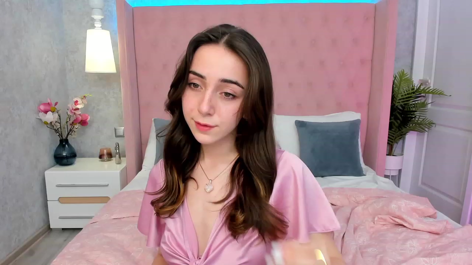 Gallery image thumbnail from ElsaYoung's myfreecams stream on, 03/08/2023, 18:22 image 3 of 20