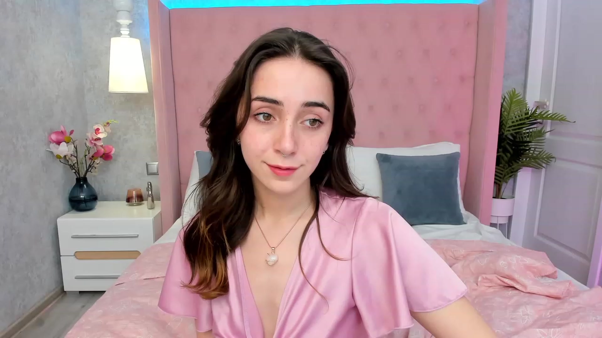 Gallery image thumbnail from ElsaYoung's myfreecams stream on, 03/08/2023, 18:22 image 8 of 20