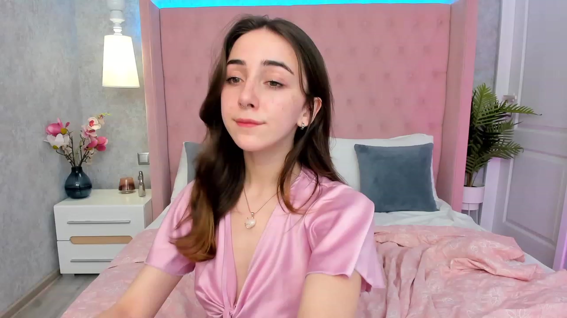 Gallery image thumbnail from ElsaYoung's myfreecams stream on, 03/08/2023, 18:22 image 6 of 20
