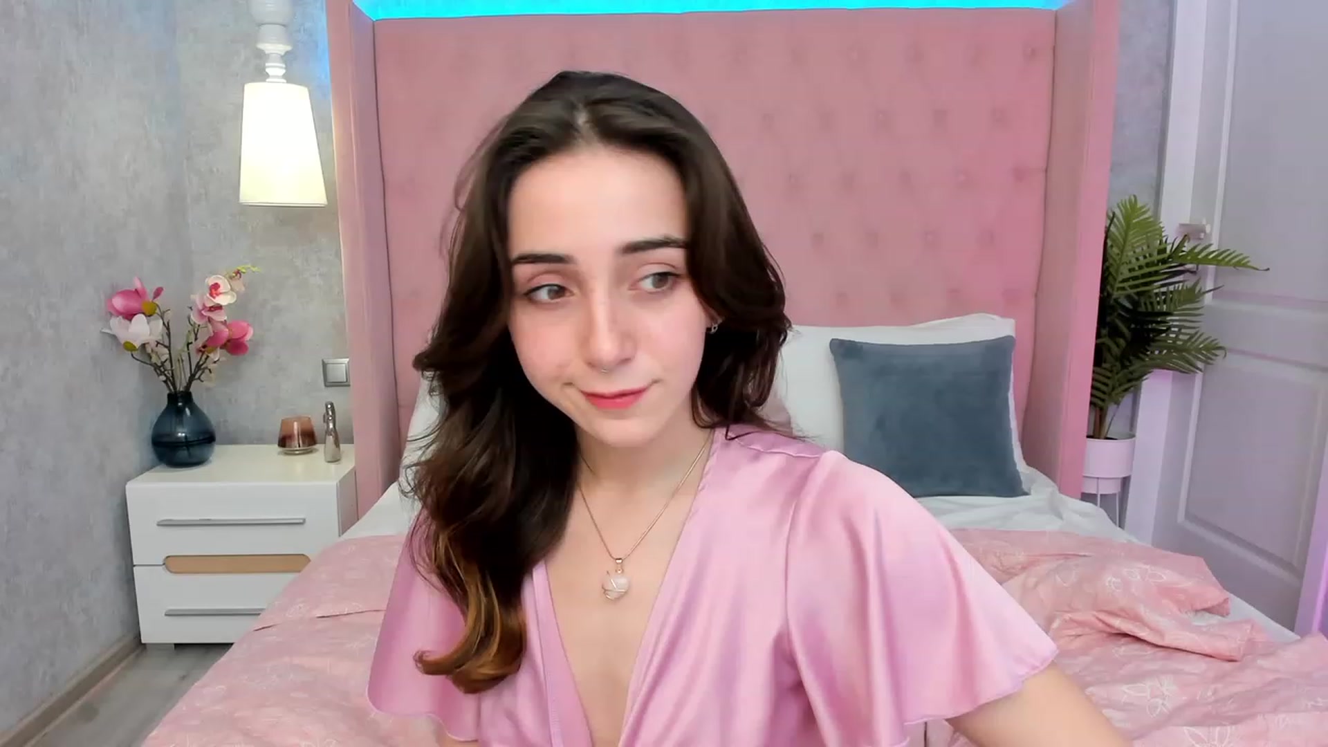 Gallery image thumbnail from ElsaYoung's myfreecams stream on, 03/08/2023, 18:22 image 15 of 20