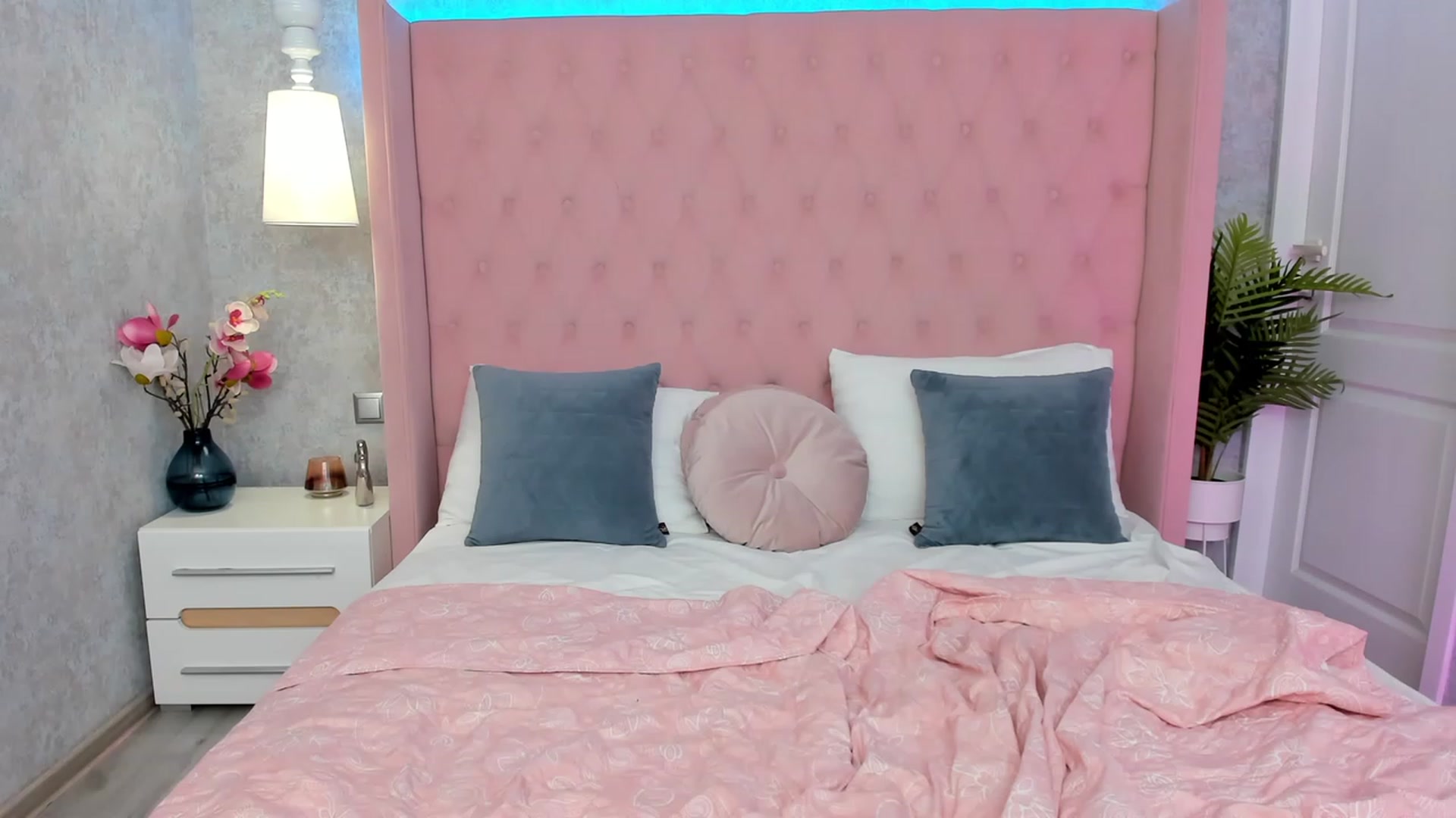 Gallery image thumbnail from ElsaYoung's myfreecams stream on, 03/08/2023, 18:22 image 17 of 20