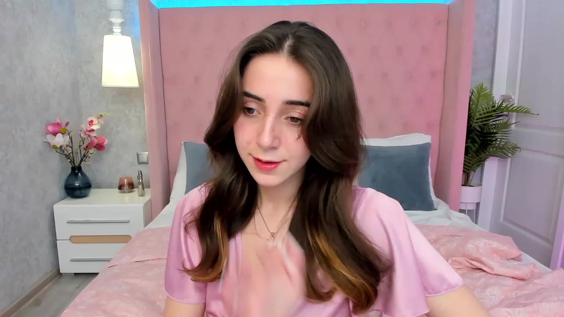 Gallery image thumbnail from ElsaYoung's myfreecams stream on, 03/08/2023, 18:22 image 5 of 20
