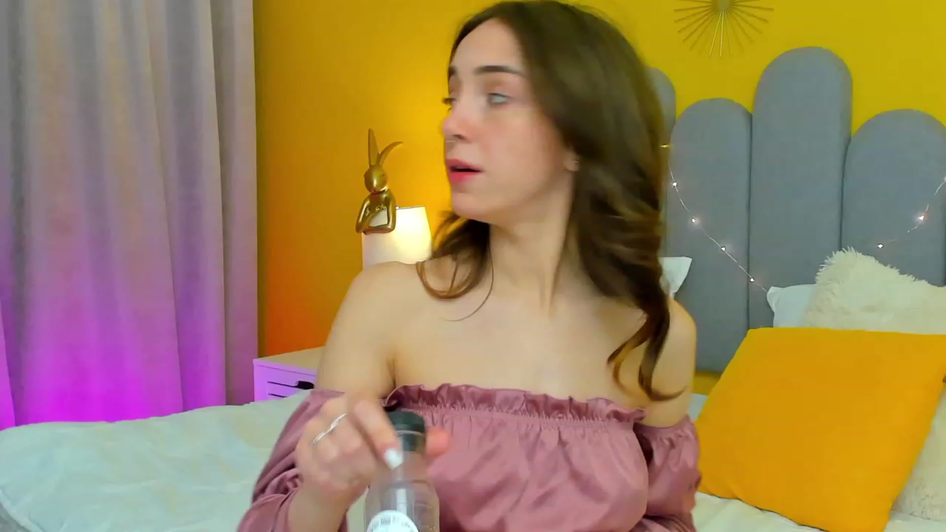 Gallery image thumbnail from ElsaYoung's myfreecams stream on, 03/18/2023, 14:17 image 18 of 20