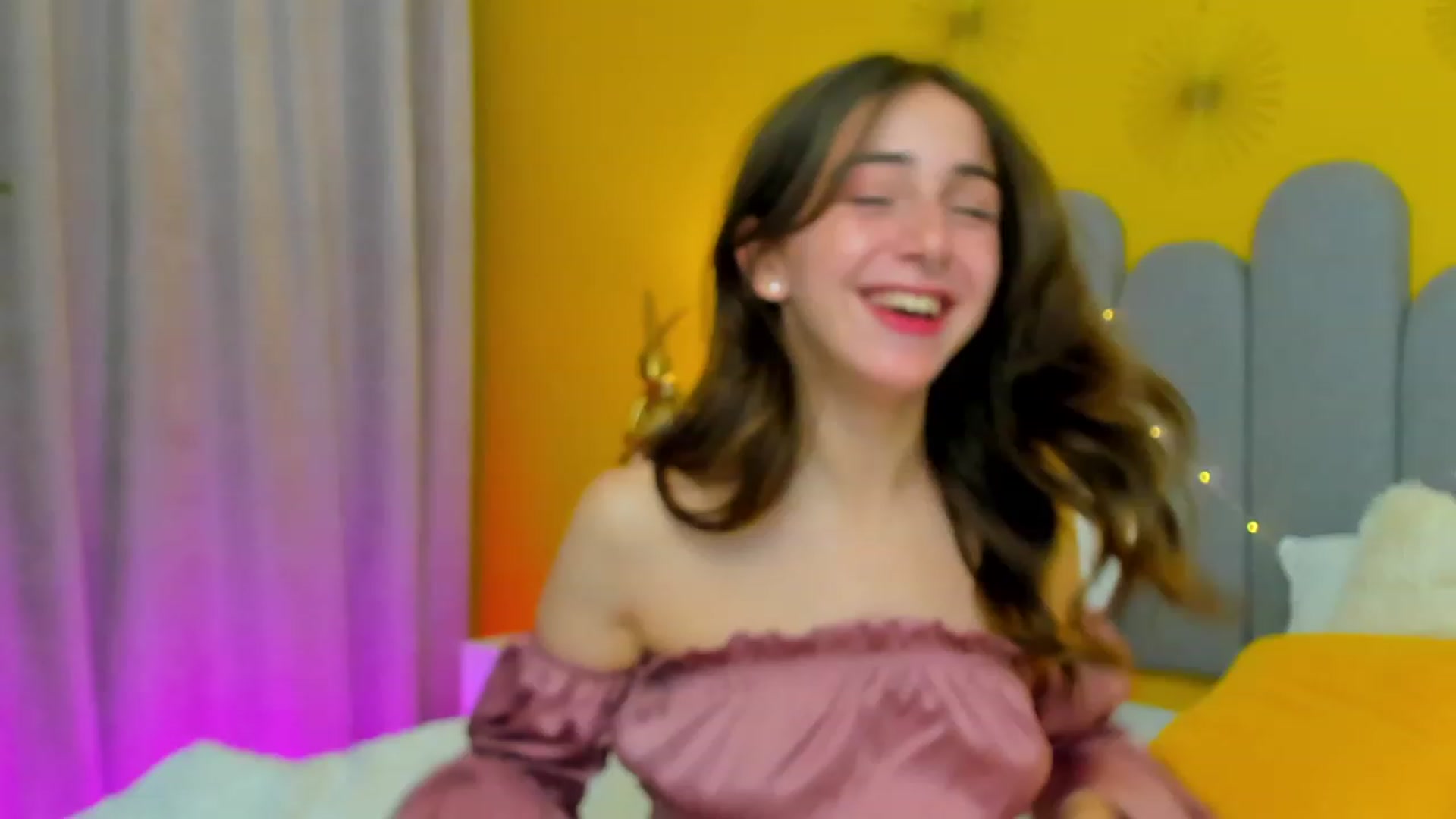 Gallery image thumbnail from ElsaYoung's myfreecams stream on, 03/18/2023, 15:07 image 8 of 20