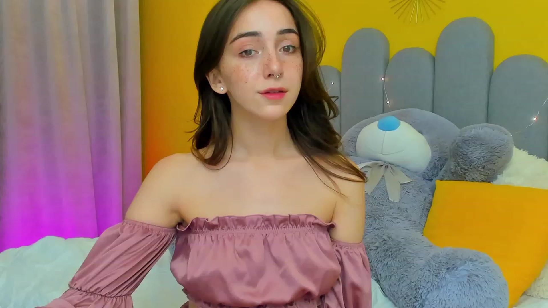 Gallery image thumbnail from ElsaYoung's myfreecams stream on, 03/18/2023, 15:36 image 6 of 20