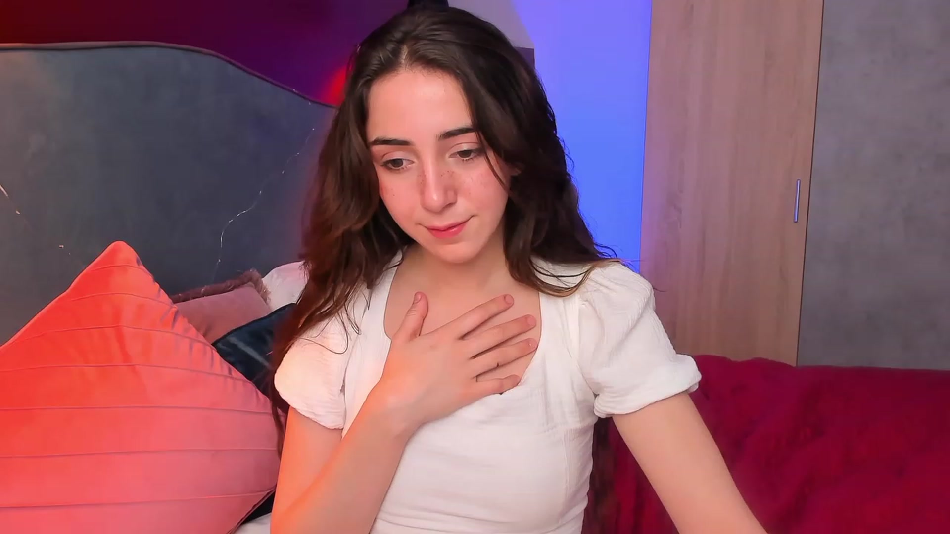 Gallery image thumbnail from ElsaYoung's myfreecams stream on, 04/07/2023, 17:11 image 14 of 20