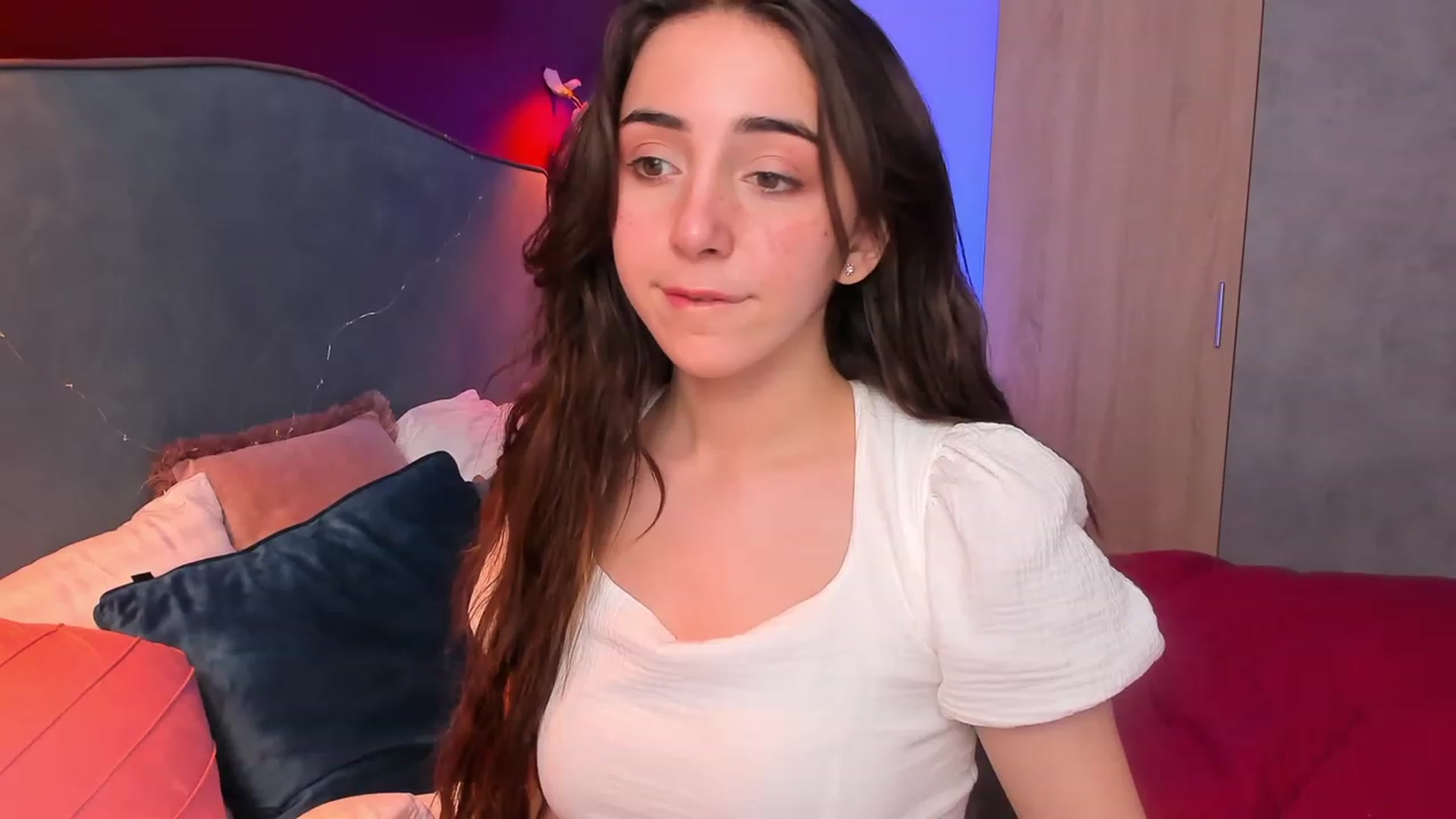 Gallery image thumbnail from ElsaYoung's myfreecams stream on, 04/07/2023, 17:11 image 7 of 20