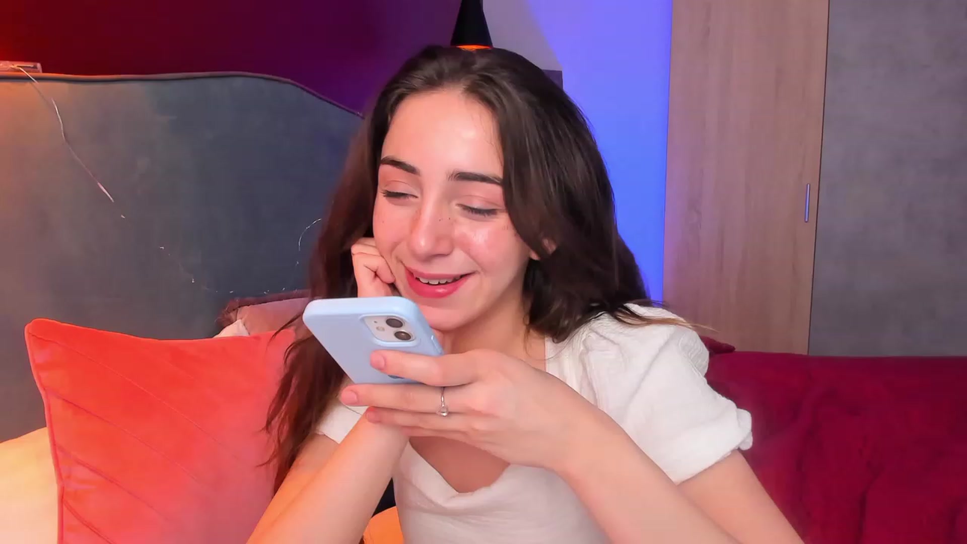 Gallery image thumbnail from ElsaYoung's myfreecams stream on, 04/07/2023, 17:31 image 13 of 20
