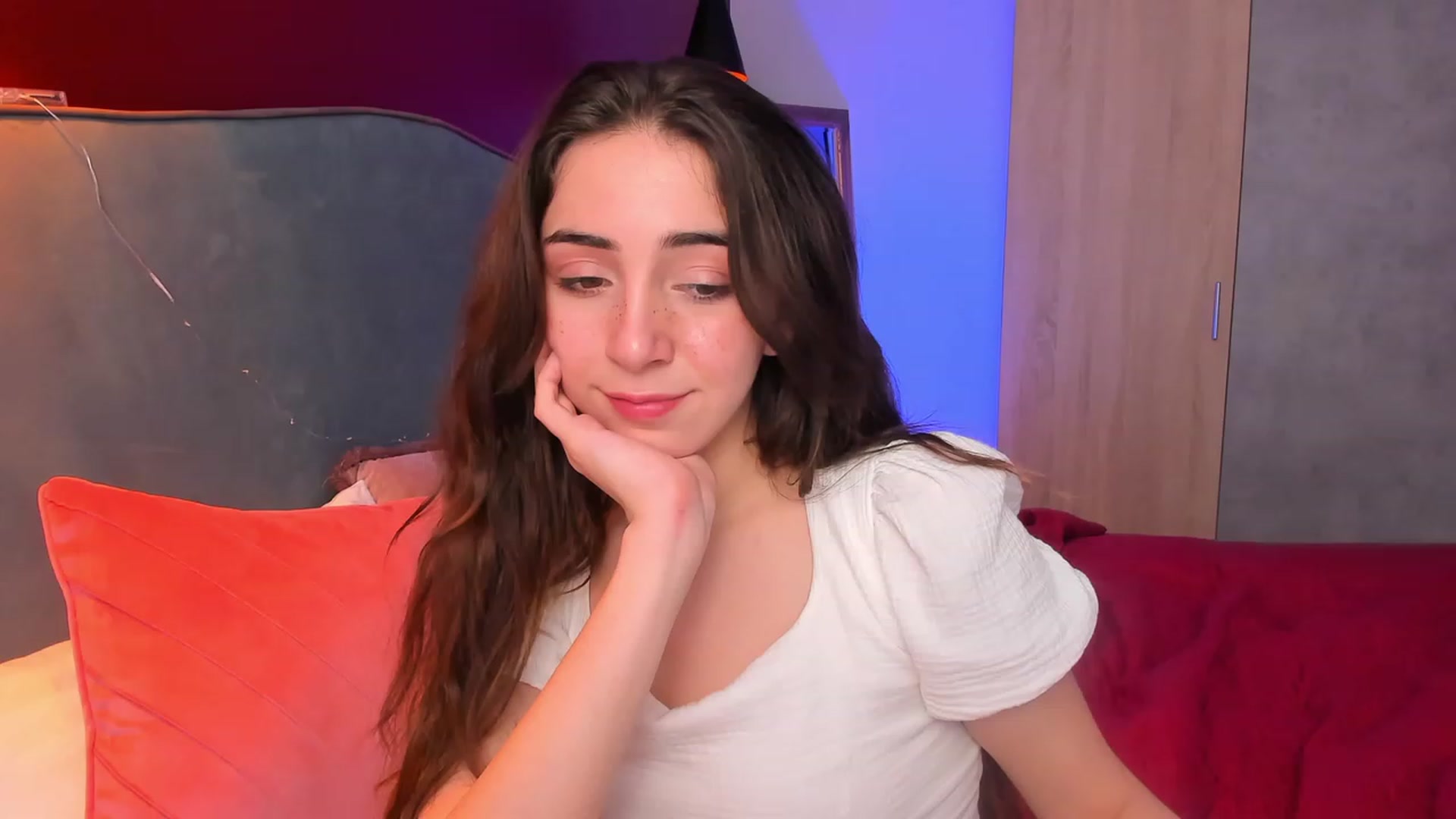 Gallery image thumbnail from ElsaYoung's myfreecams stream on, 04/07/2023, 17:31 image 14 of 20