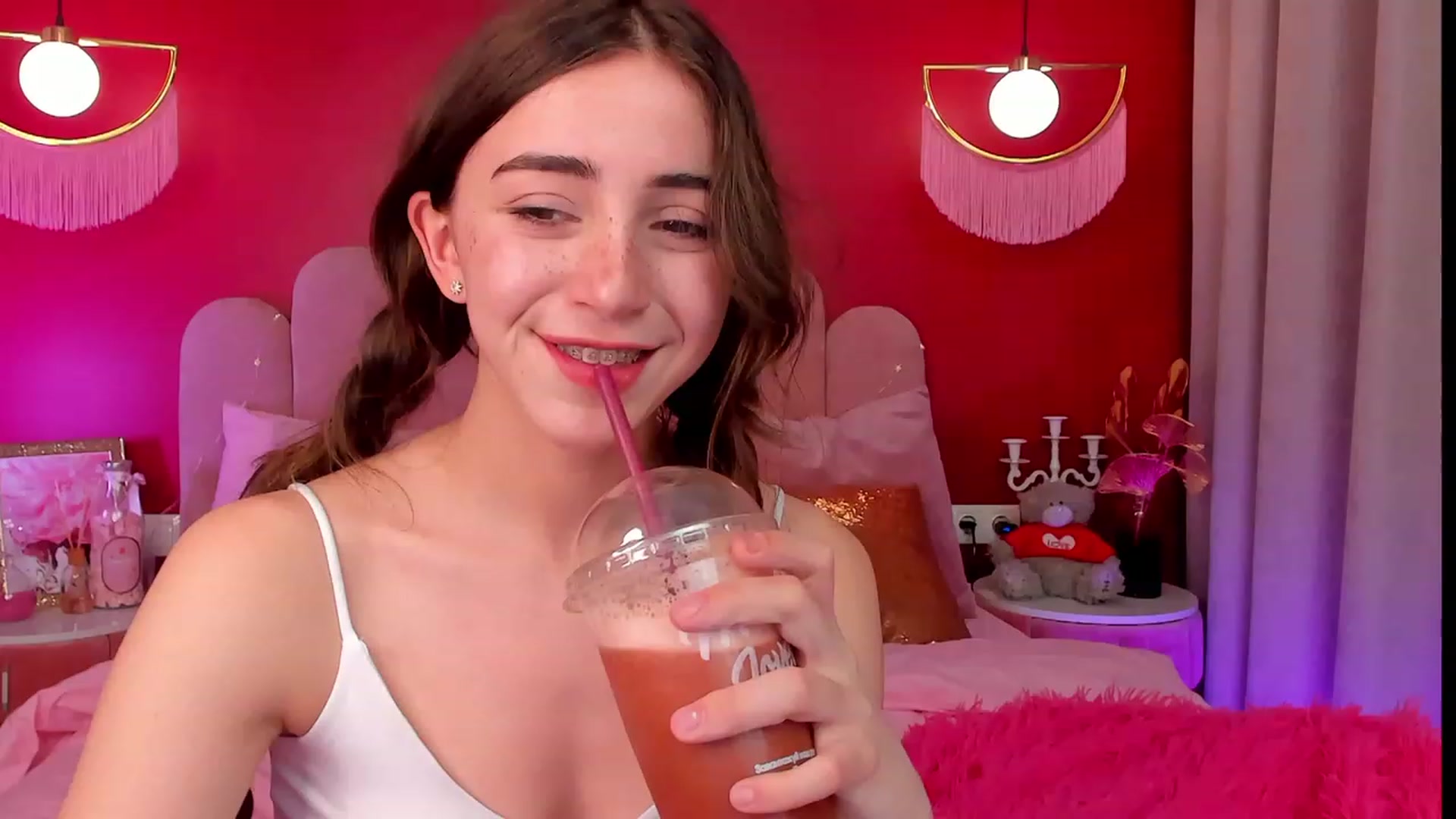 Gallery image thumbnail from ElsaYoung's myfreecams stream on, 04/09/2023, 17:00 image 3 of 20