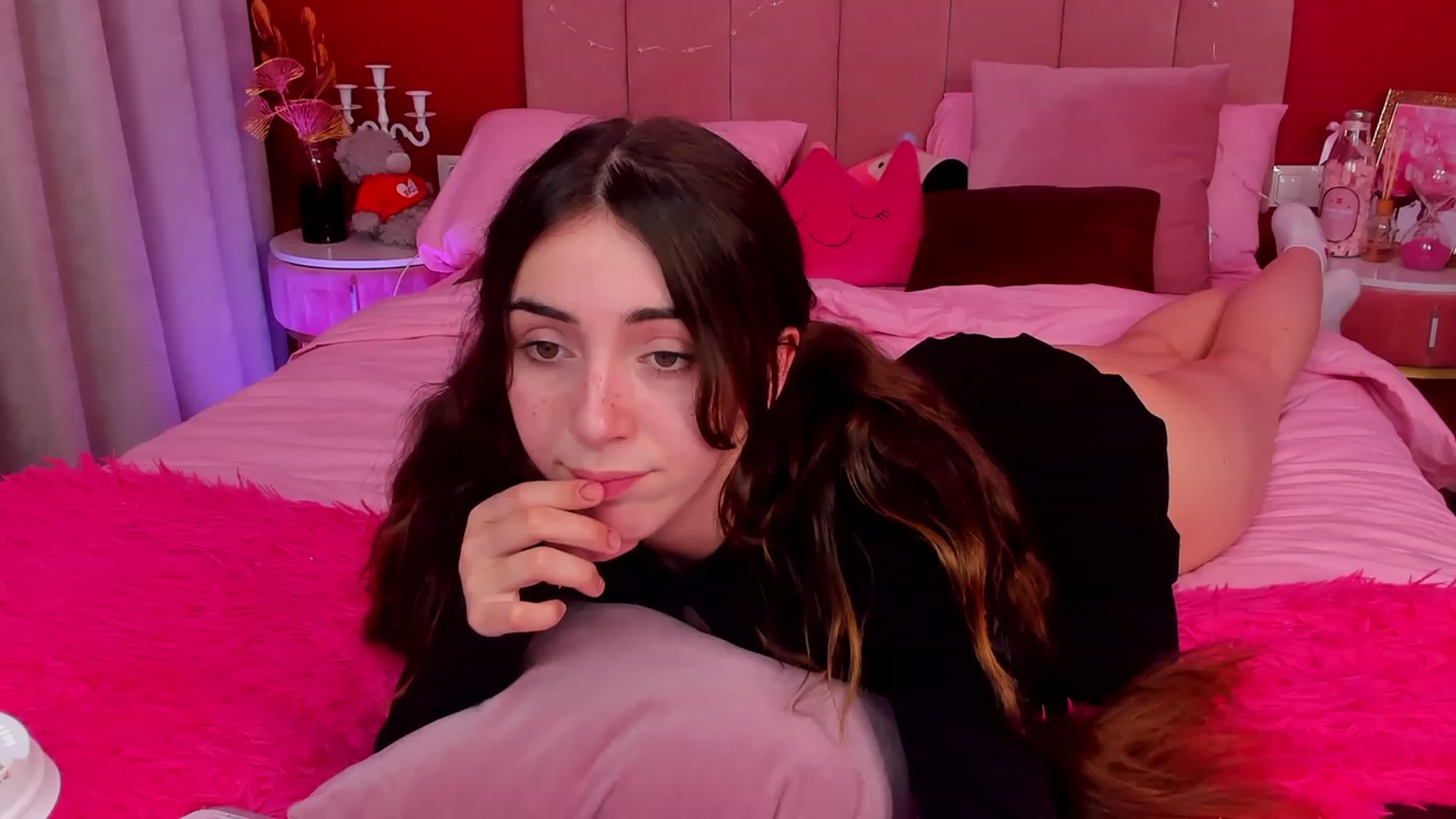 Gallery image thumbnail from ElsaYoung's myfreecams stream on, 04/19/2023, 16:43 image 10 of 20