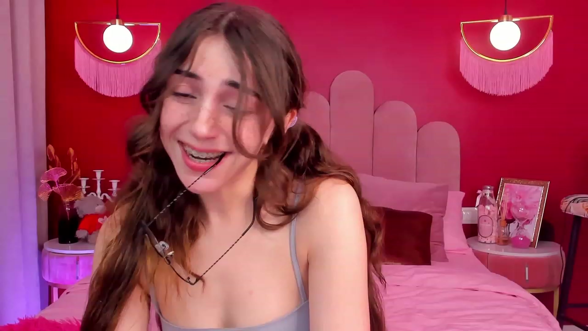 Gallery image thumbnail from ElsaYoung's myfreecams stream on, 04/21/2023, 05:18 image 5 of 20