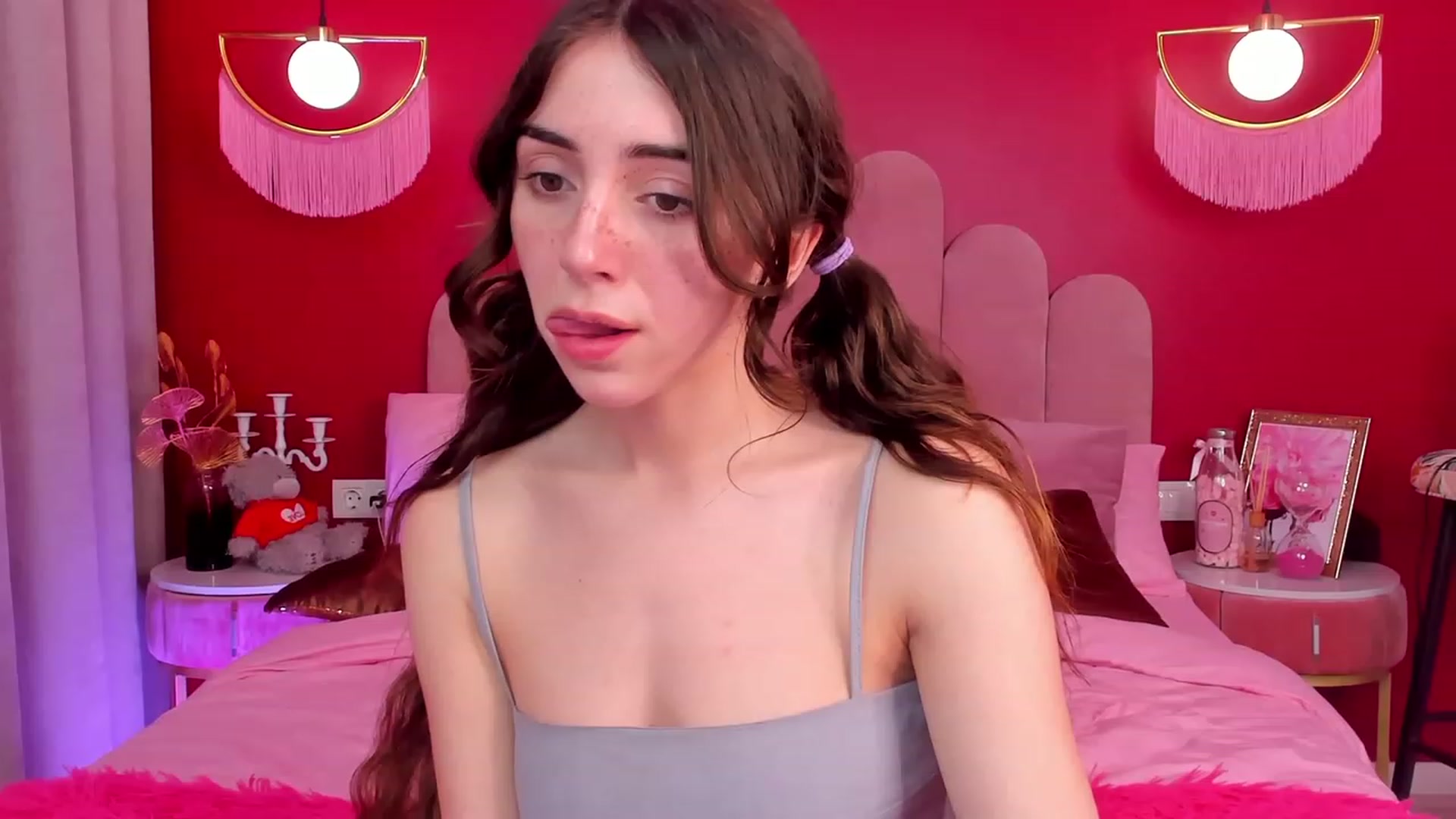 Gallery image thumbnail from ElsaYoung's myfreecams stream on, 04/21/2023, 08:24 image 6 of 20