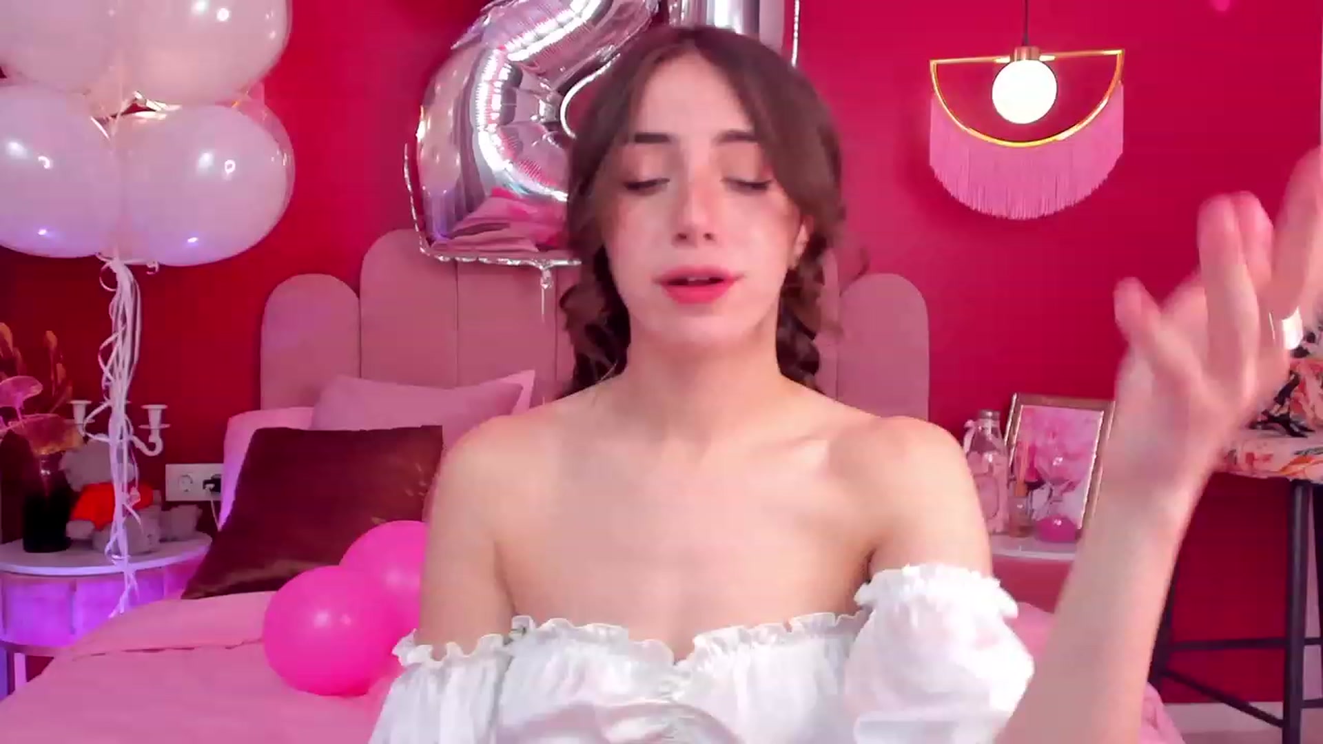 Gallery image thumbnail from ElsaYoung's myfreecams stream on, 04/22/2023, 09:04 image 6 of 20