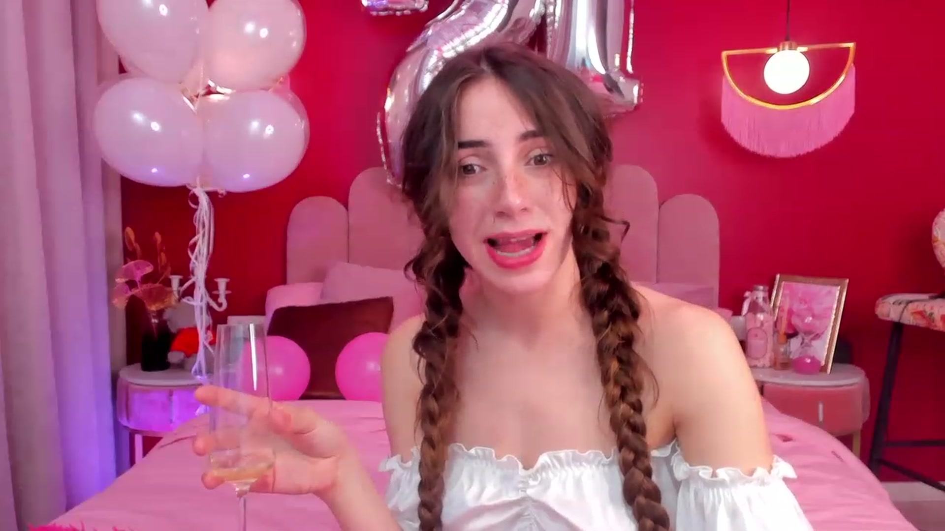 Gallery image thumbnail from ElsaYoung's myfreecams stream on, 04/22/2023, 09:54 image 15 of 20