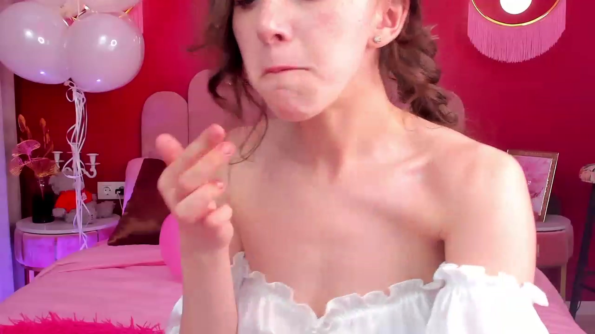Gallery image thumbnail from ElsaYoung's myfreecams stream on, 04/22/2023, 14:37 image 10 of 20