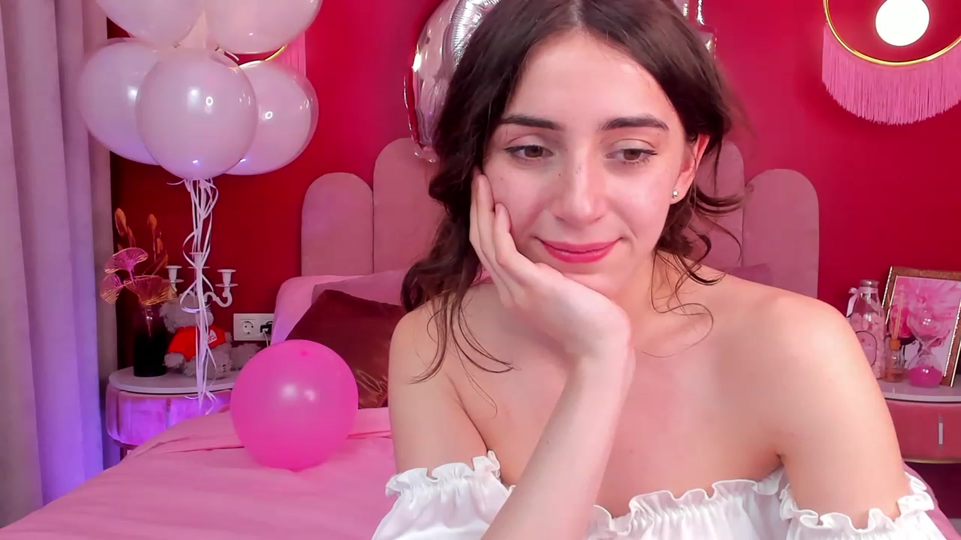 Gallery image thumbnail from ElsaYoung's myfreecams stream on, 04/22/2023, 19:55 image 12 of 20