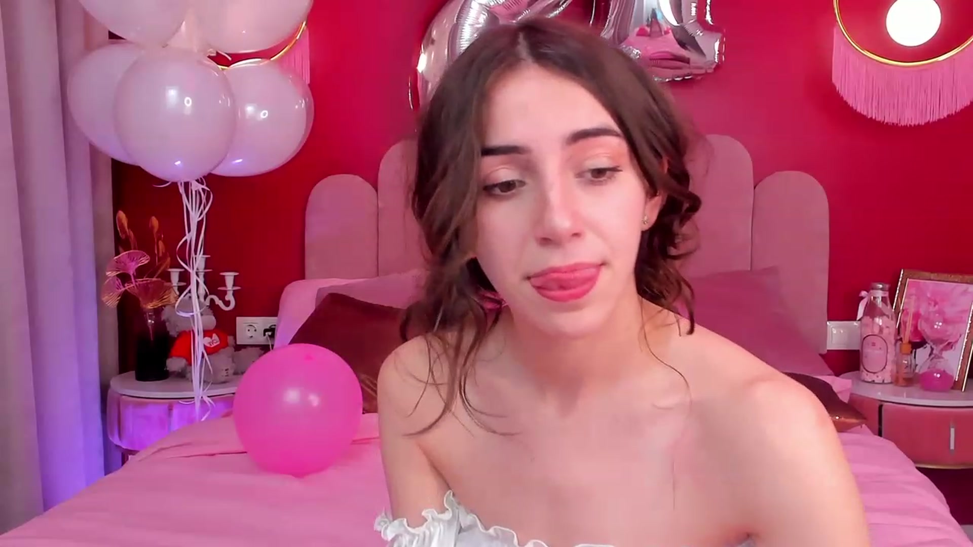 Gallery image thumbnail from ElsaYoung's myfreecams stream on, 04/22/2023, 19:55 image 14 of 20