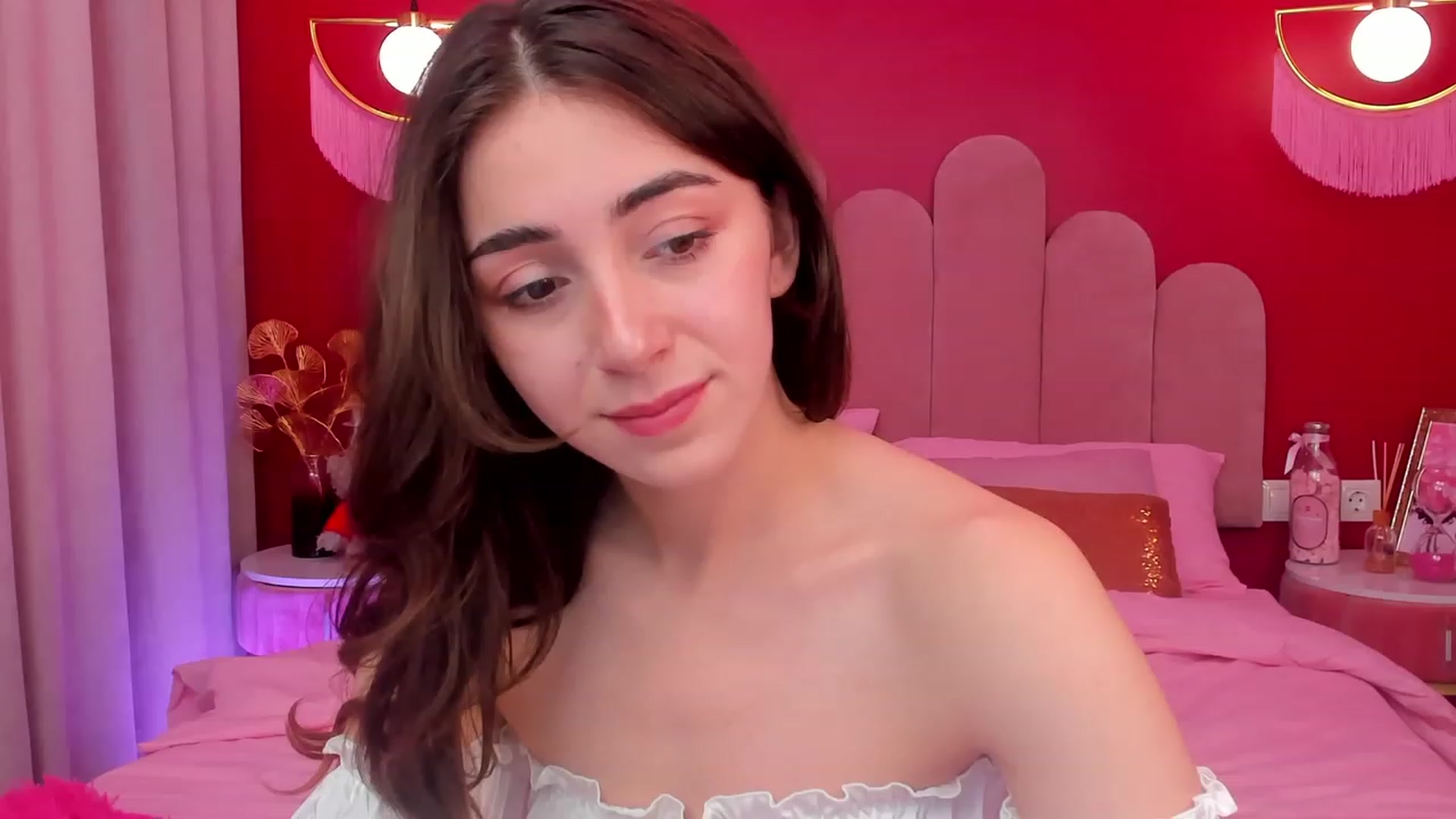 Gallery image thumbnail from ElsaYoung's myfreecams stream on, 05/03/2023, 12:44 image 4 of 20