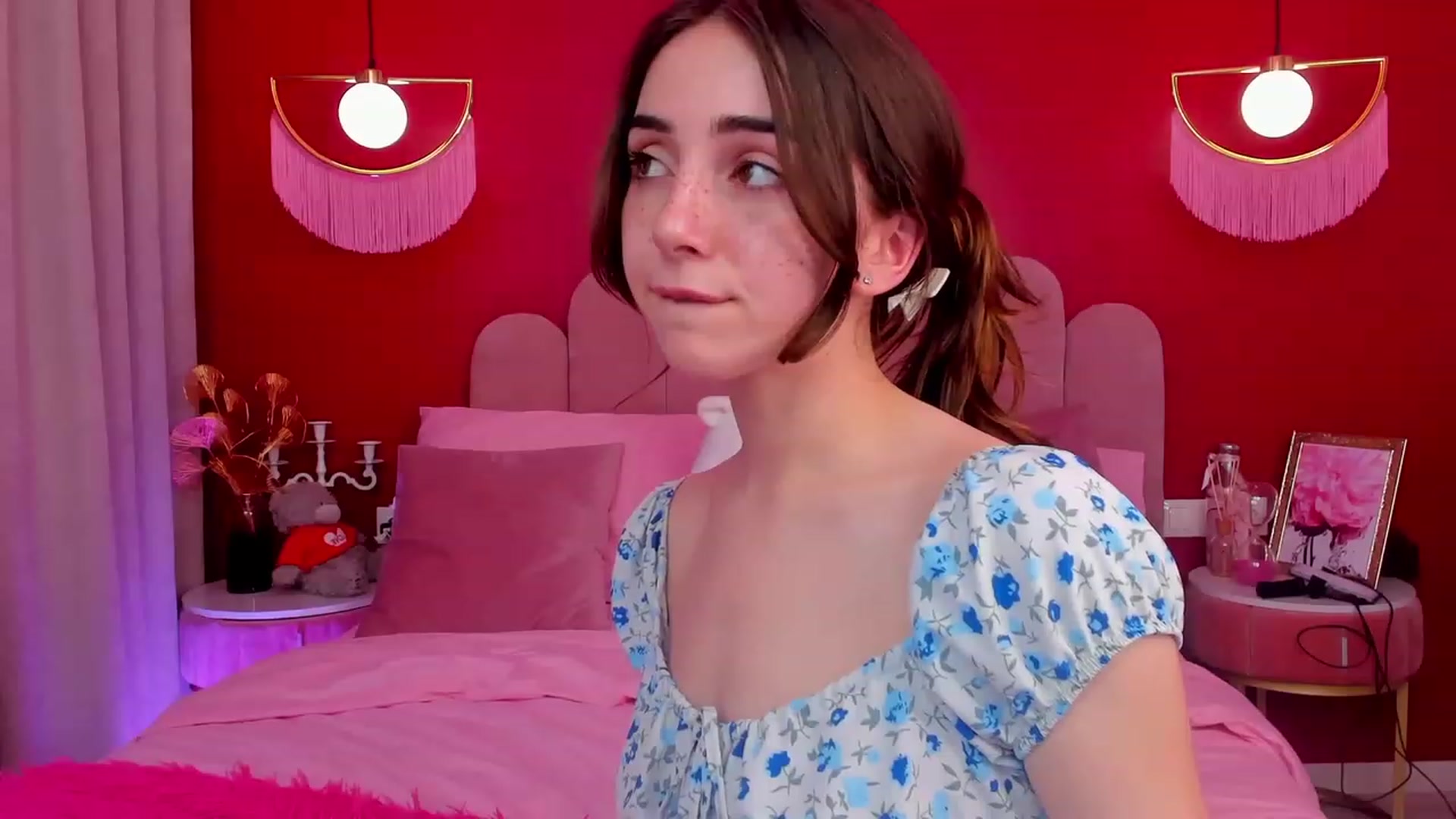 Gallery image thumbnail from ElsaYoung's myfreecams stream on, 05/05/2023, 16:00 image 12 of 20