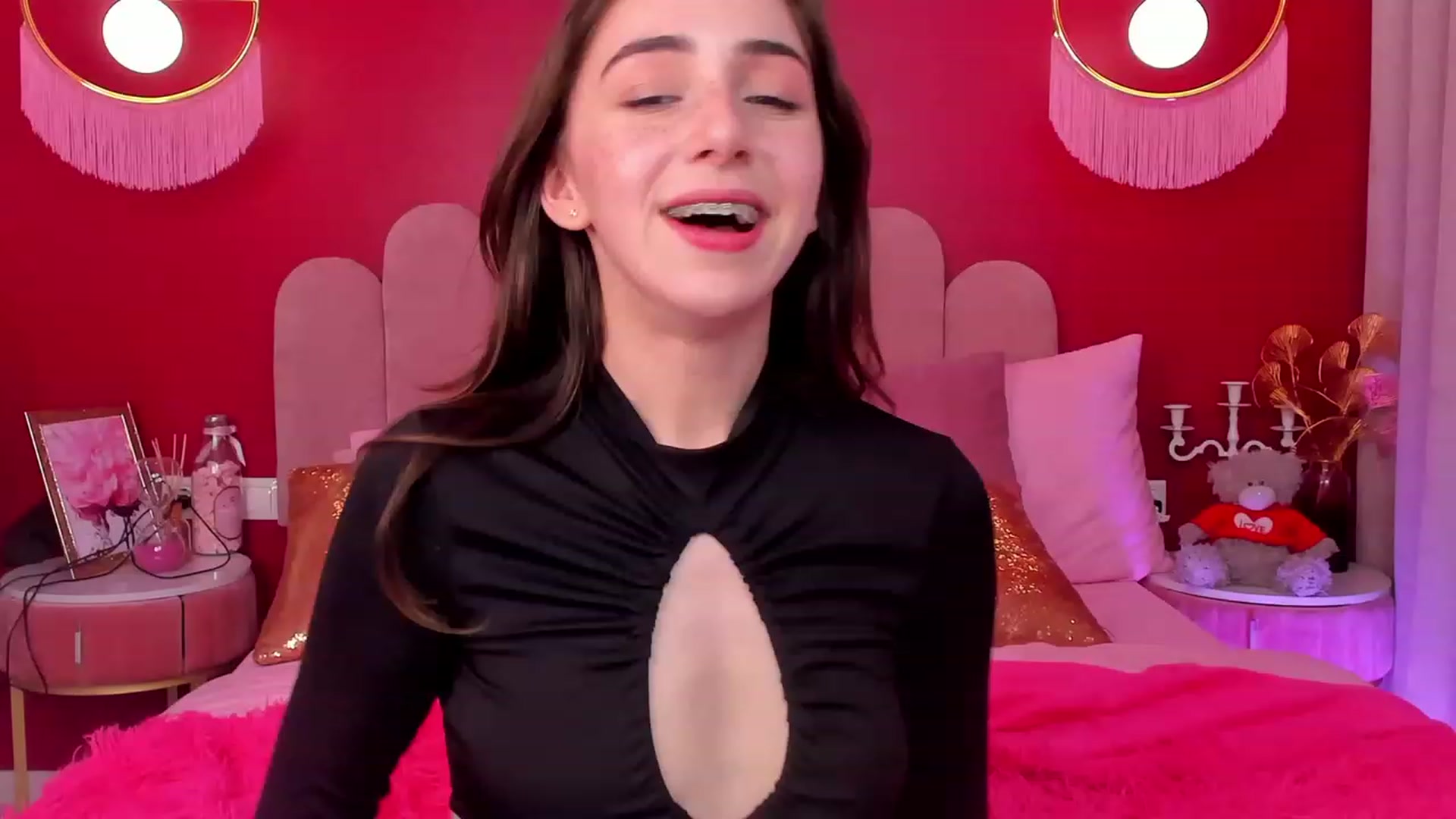 Gallery image thumbnail from ElsaYoung's myfreecams stream on, 05/13/2023, 12:08 image 3 of 20