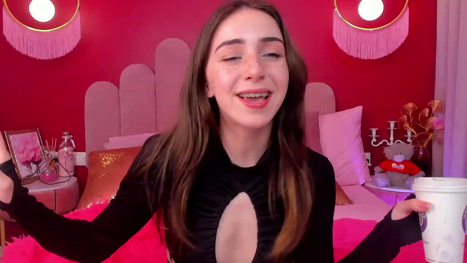 Gallery image thumbnail from ElsaYoung's myfreecams stream on, 05/13/2023, 12:08 image 18 of 20