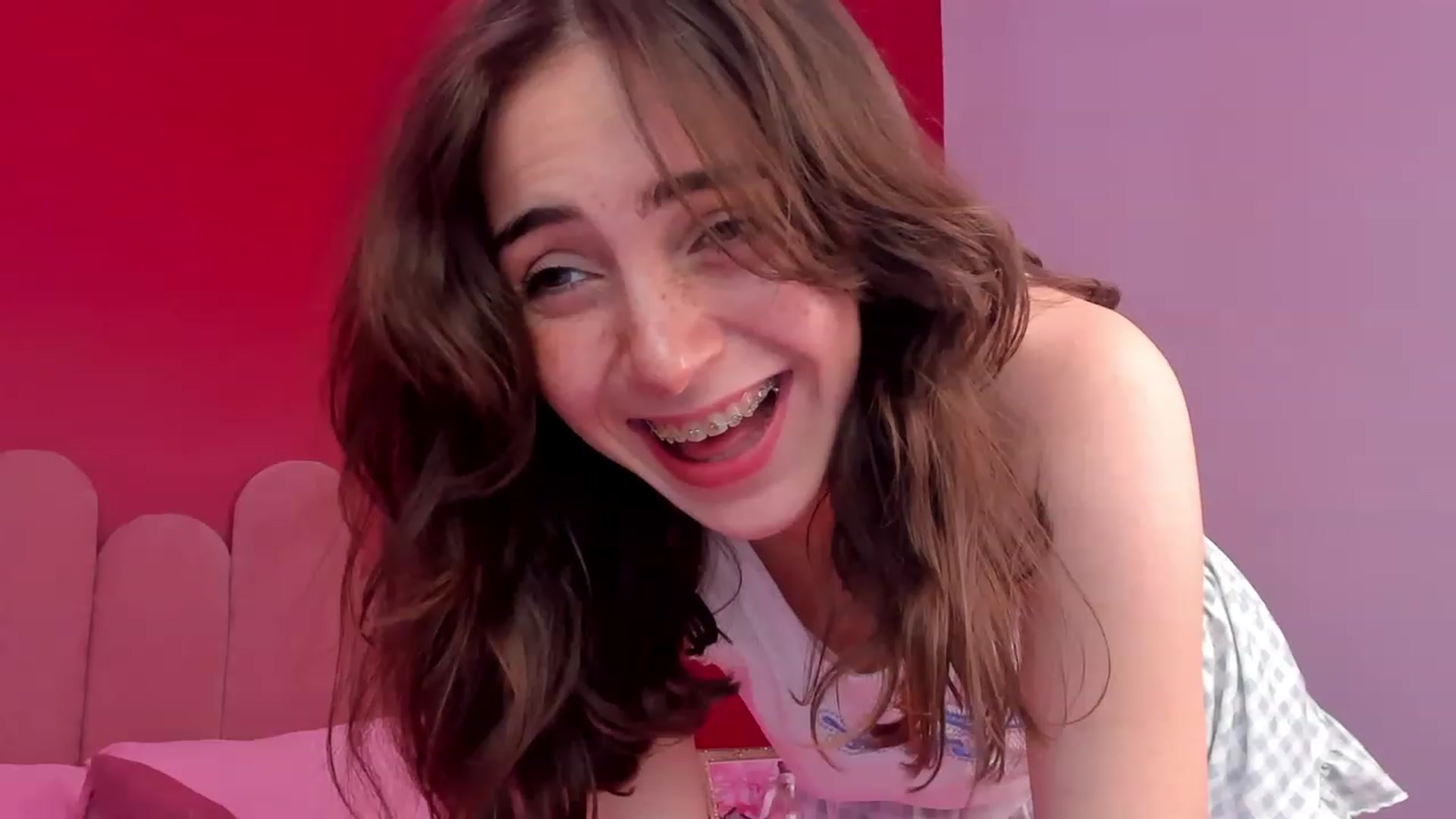 Gallery image thumbnail from ElsaYoung's myfreecams stream on, 06/01/2023, 14:44 image 10 of 20