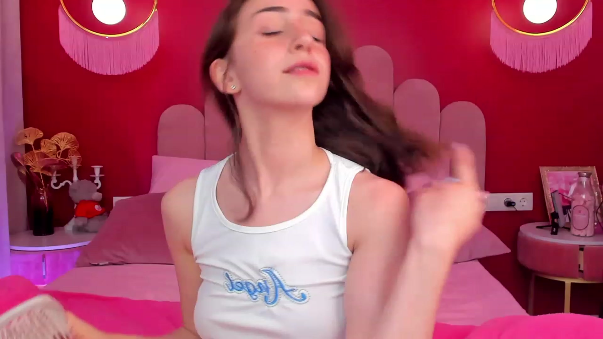 Gallery image thumbnail from ElsaYoung's myfreecams stream on, 06/01/2023, 16:19 image 6 of 20