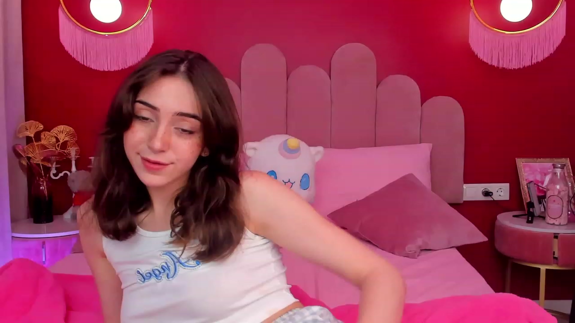 Gallery image thumbnail from ElsaYoung's myfreecams stream on, 06/01/2023, 16:32 image 17 of 20