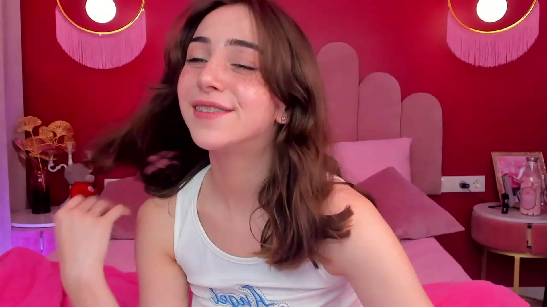 Gallery image thumbnail from ElsaYoung's myfreecams stream on, 06/01/2023, 16:32 image 16 of 20