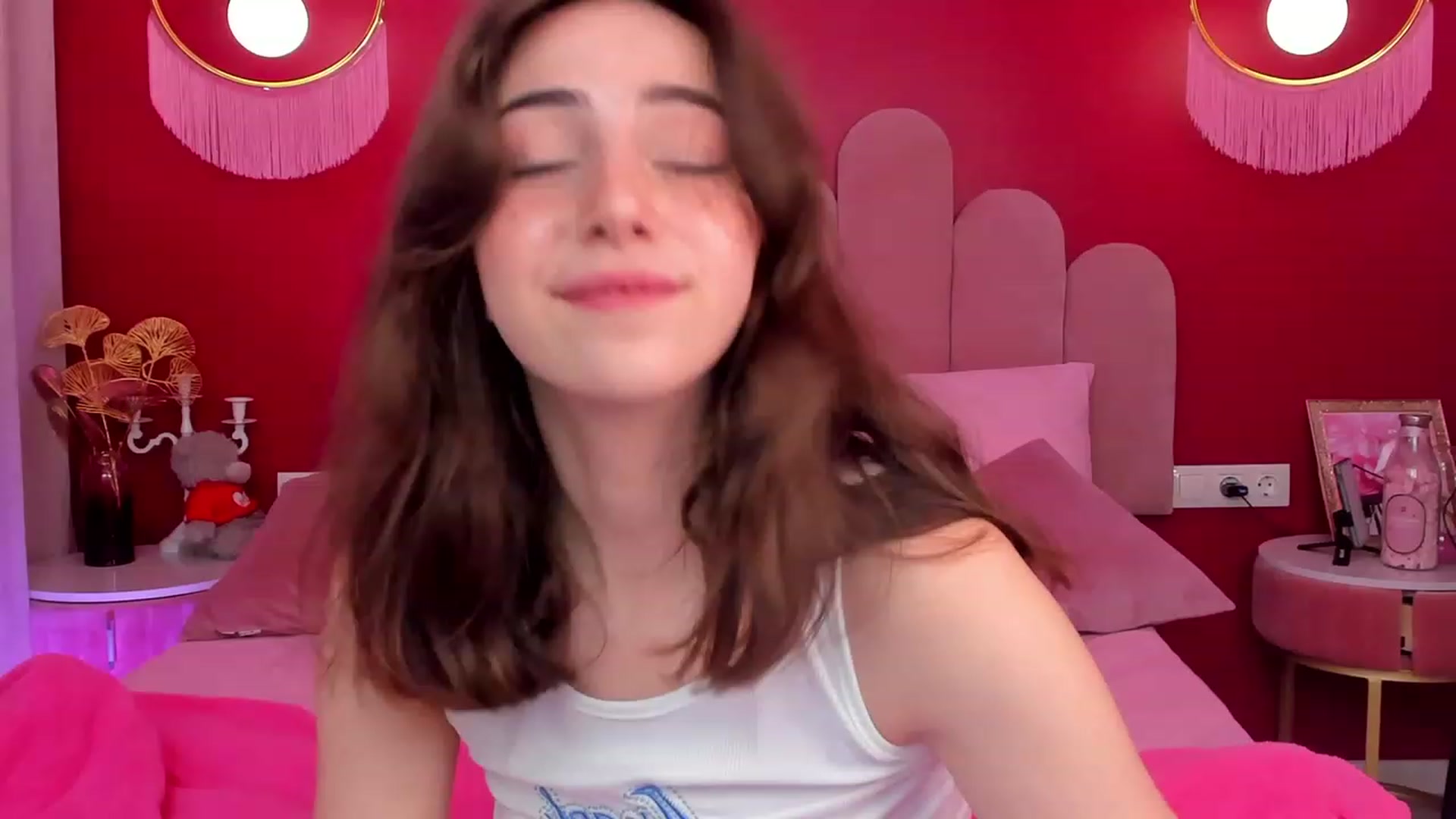Gallery image thumbnail from ElsaYoung's myfreecams stream on, 06/01/2023, 16:32 image 10 of 20