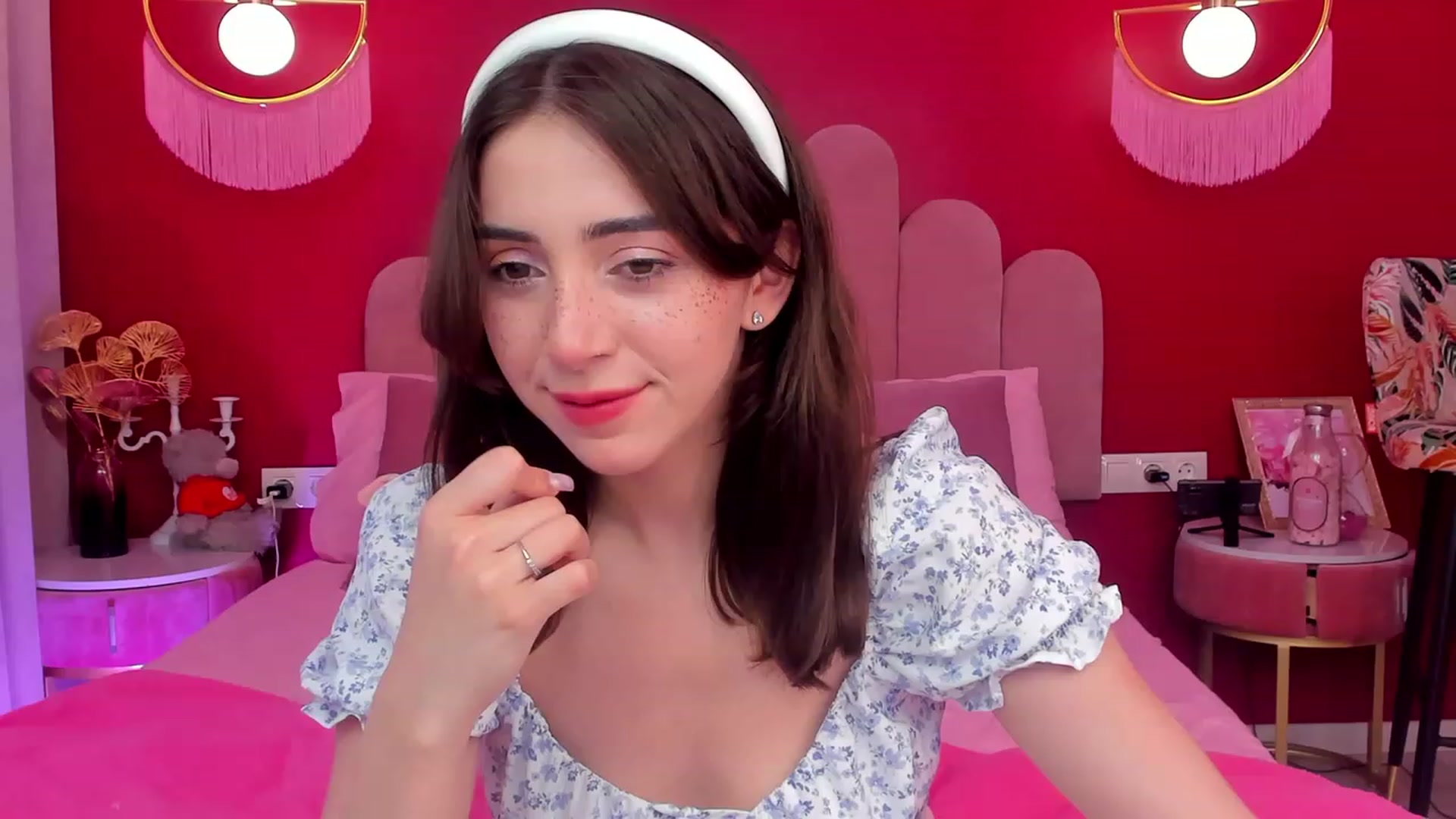 Gallery image thumbnail from ElsaYoung's myfreecams stream on, 06/06/2023, 13:14 image 5 of 20