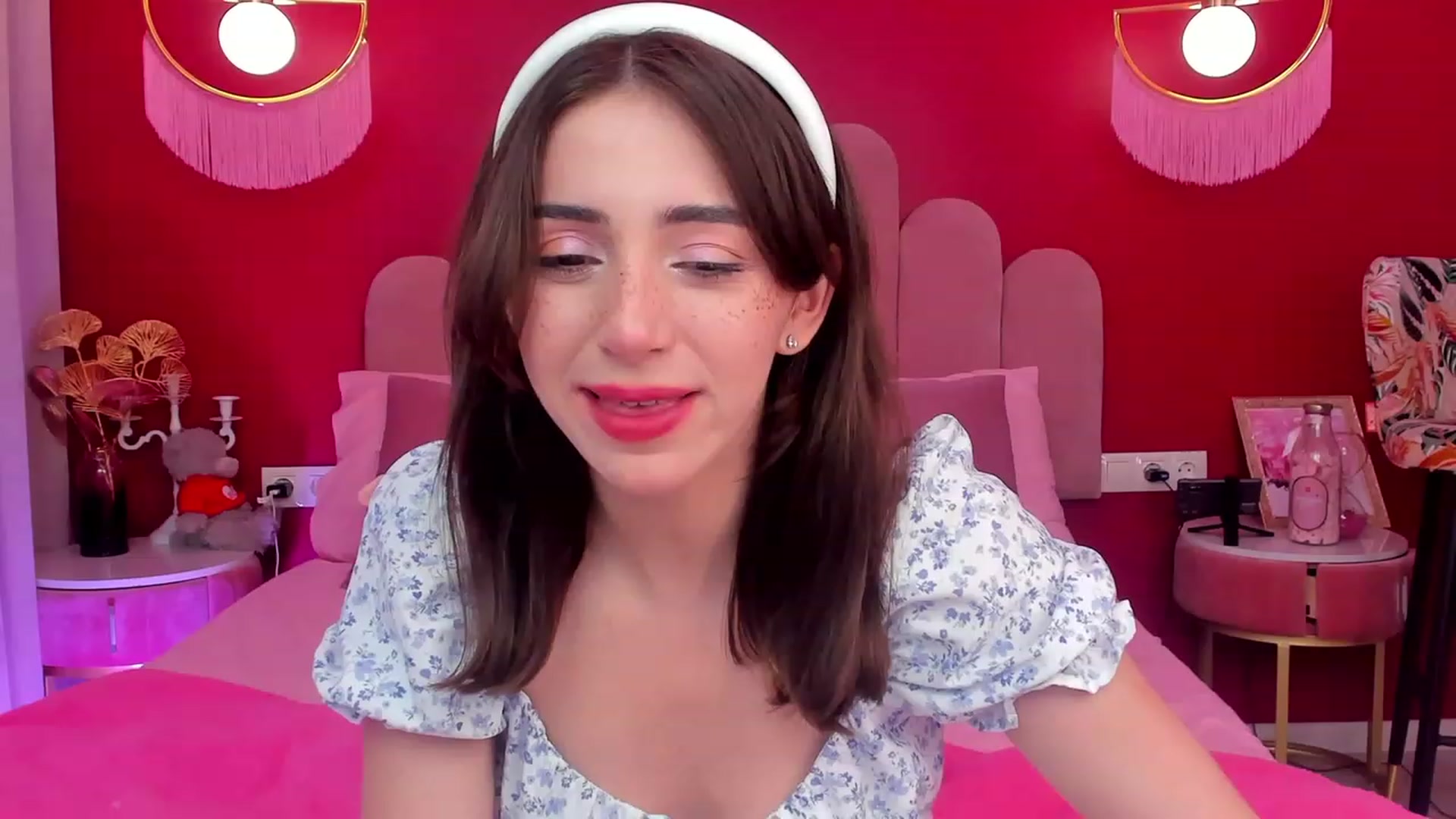Gallery image thumbnail from ElsaYoung's myfreecams stream on, 06/06/2023, 13:14 image 4 of 20