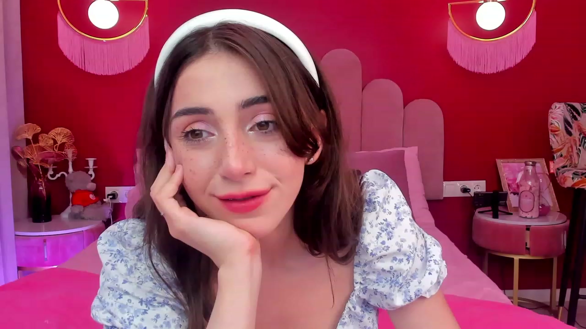 Gallery image thumbnail from ElsaYoung's myfreecams stream on, 06/06/2023, 13:14 image 17 of 20