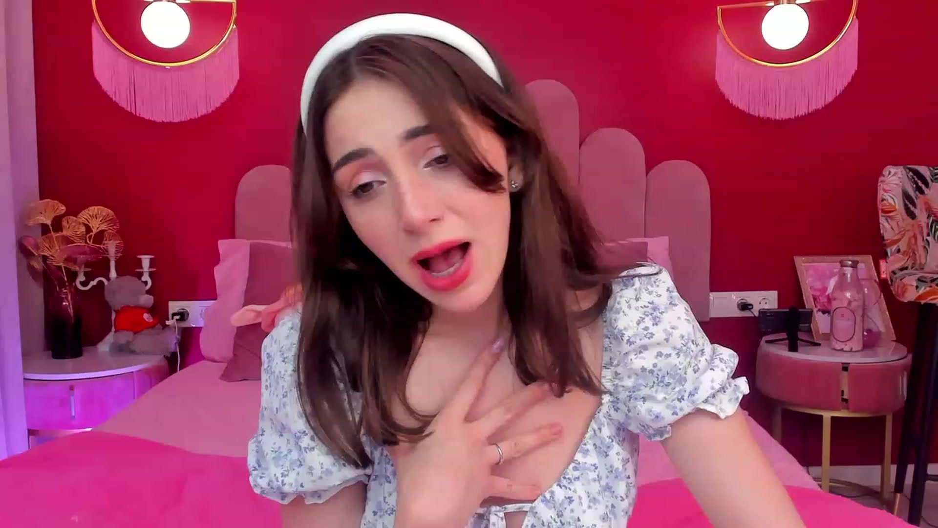 Gallery image thumbnail from ElsaYoung's myfreecams stream on, 06/06/2023, 13:14 image 9 of 20