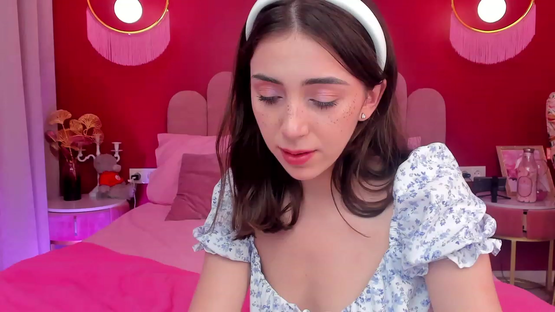 Gallery image thumbnail from ElsaYoung's myfreecams stream on, 06/06/2023, 16:05 image 13 of 20