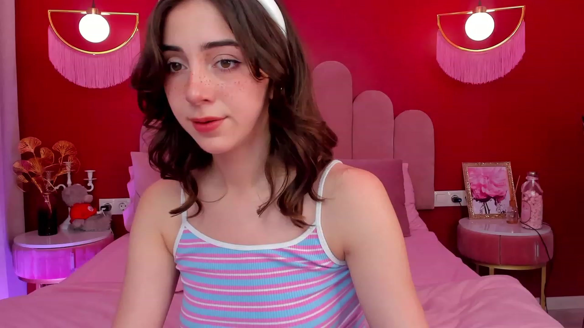 Gallery image thumbnail from ElsaYoung's myfreecams stream on, 06/08/2023, 12:54 image 9 of 20