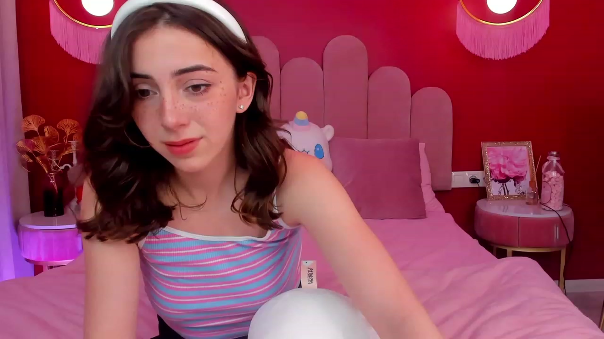 Gallery image thumbnail from ElsaYoung's myfreecams stream on, 06/08/2023, 12:54 image 17 of 20