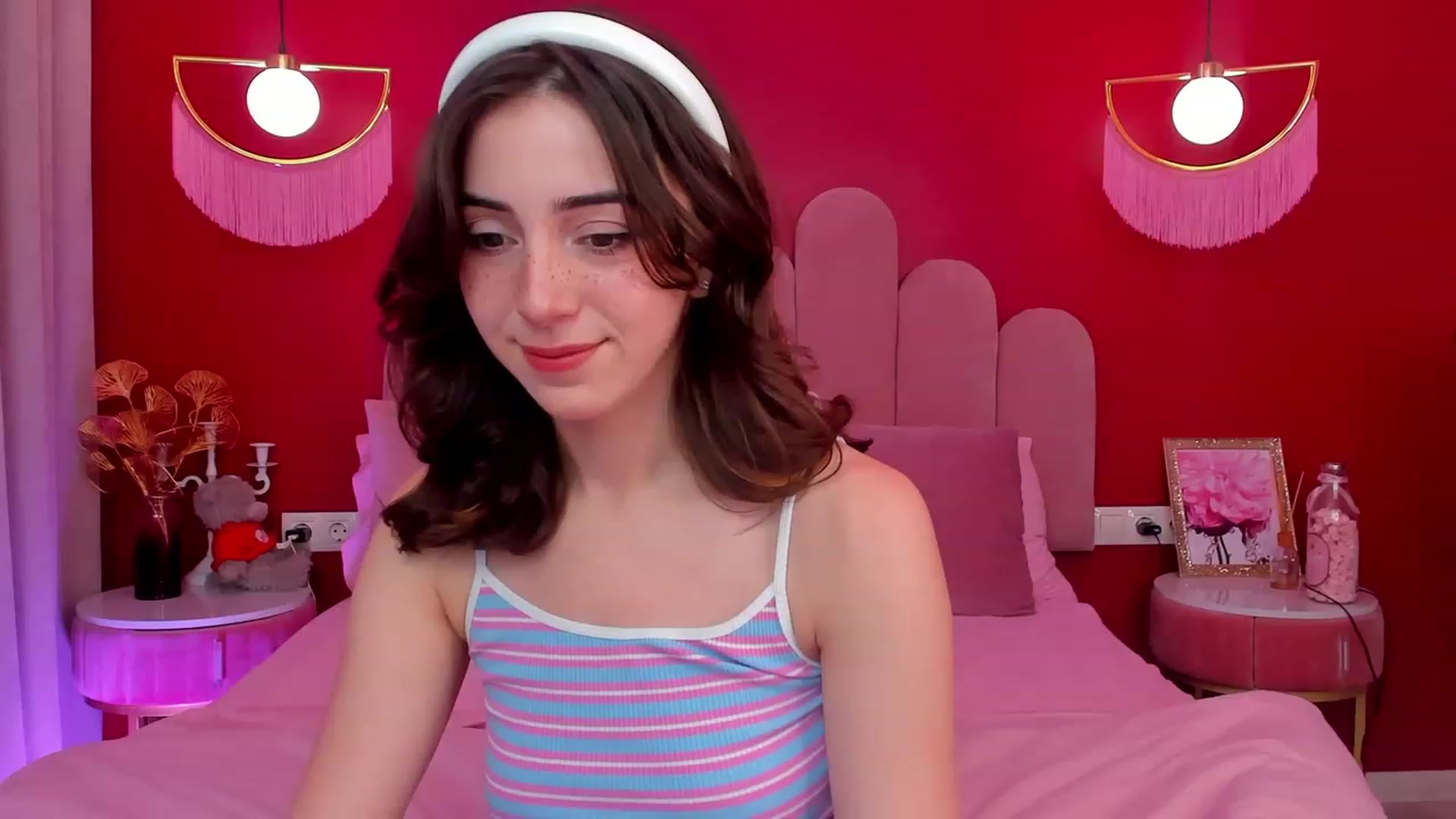 Gallery image thumbnail from ElsaYoung's myfreecams stream on, 06/08/2023, 12:54 image 3 of 20