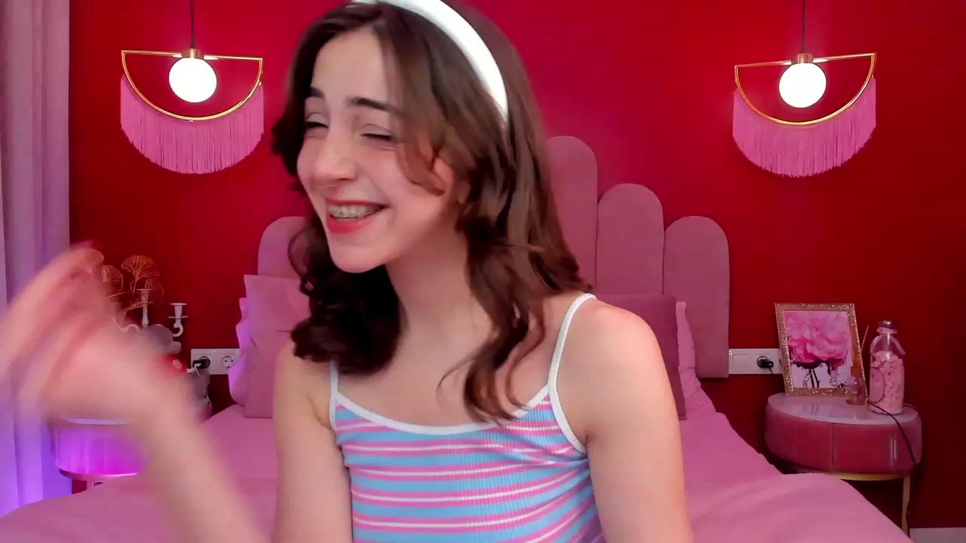Gallery image thumbnail from ElsaYoung's myfreecams stream on, 06/08/2023, 12:54 image 2 of 20