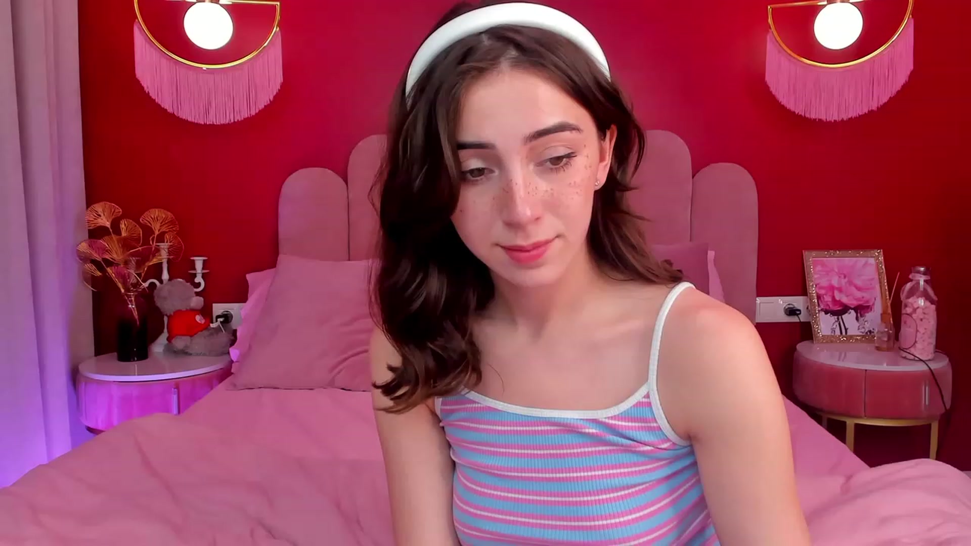 Gallery image thumbnail from ElsaYoung's myfreecams stream on, 06/08/2023, 17:07 image 18 of 20