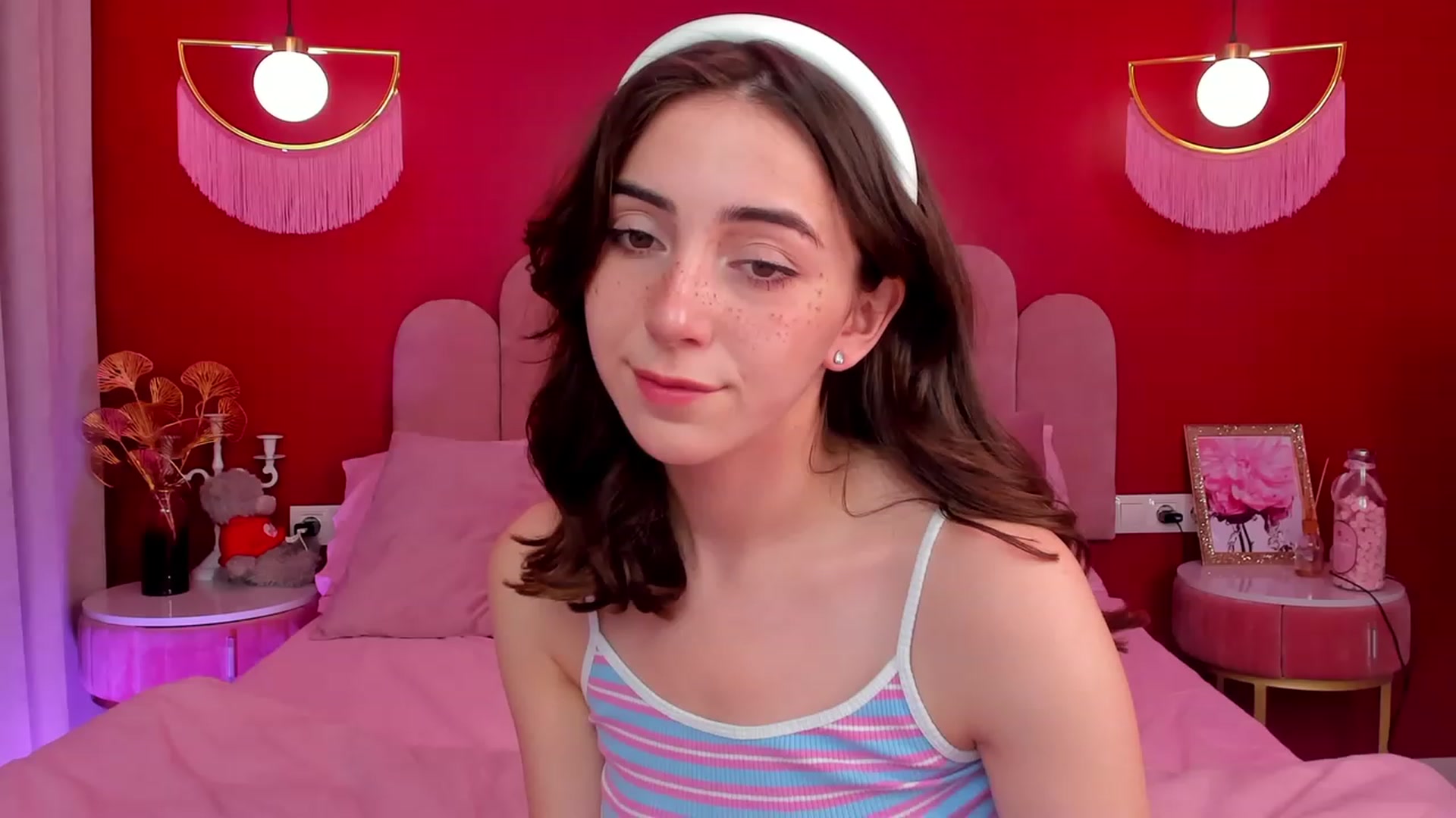 Gallery image thumbnail from ElsaYoung's myfreecams stream on, 06/08/2023, 17:07 image 10 of 20