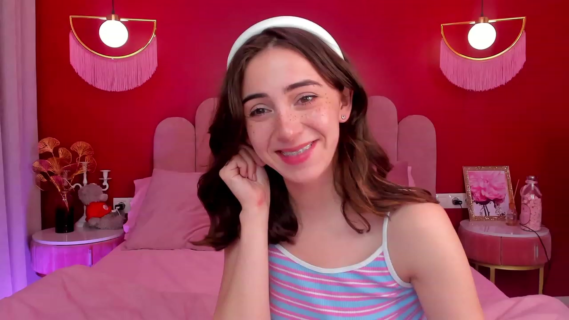 Gallery image thumbnail from ElsaYoung's myfreecams stream on, 06/08/2023, 17:07 image 13 of 20