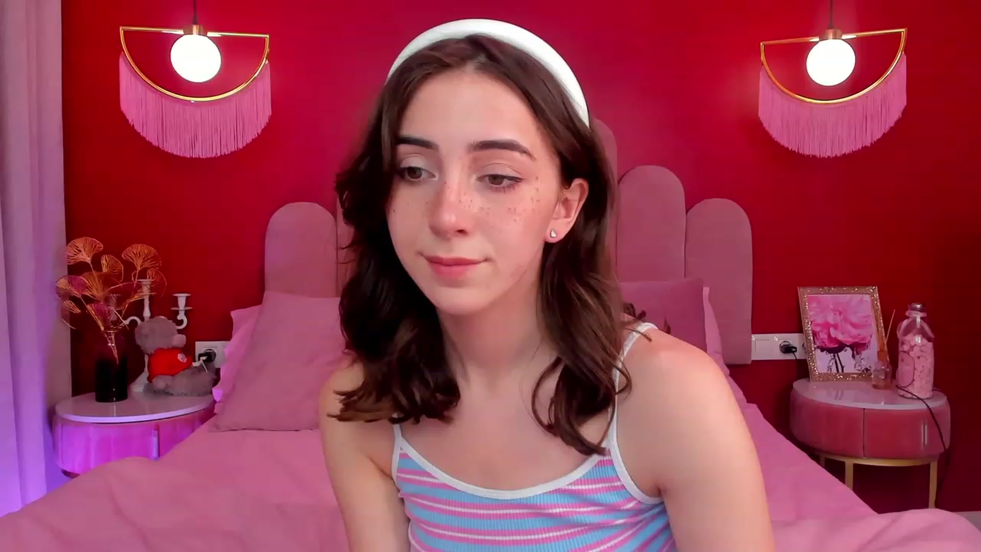 Gallery image thumbnail from ElsaYoung's myfreecams stream on, 06/08/2023, 17:07 image 9 of 20